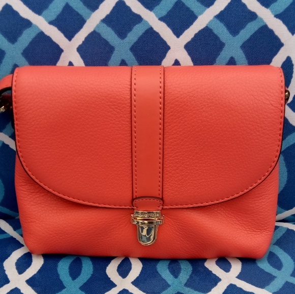 Michael Kors Handbags - 💕 LIKE NEW Michael Kors mini bag 💕